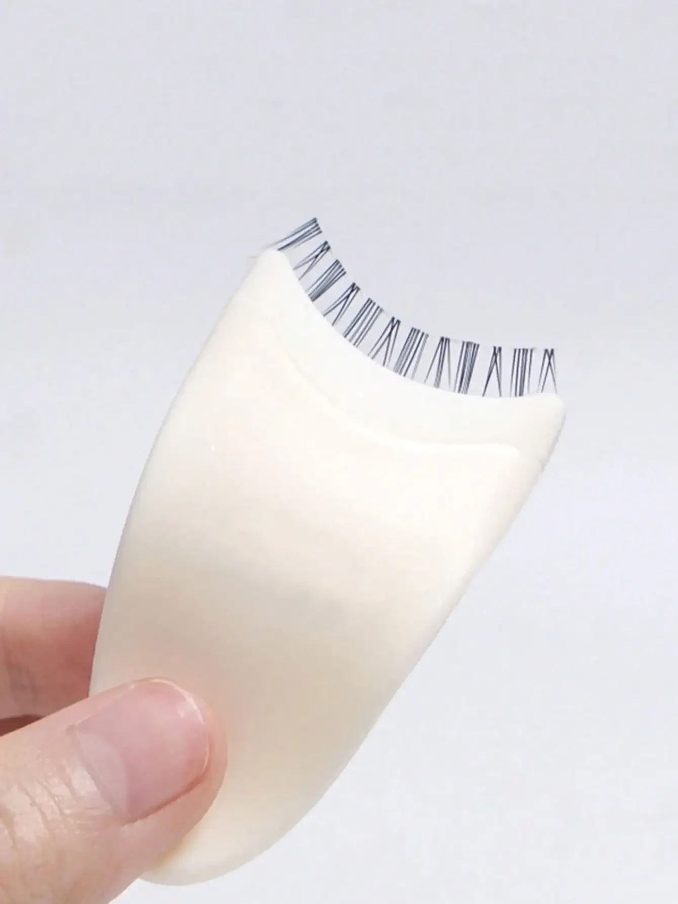 1Pc White False Eyelashes Applicator Tool Plastic Eyelash Curler Beginner Makeup Auxiliary Tool for Travel Daily Use