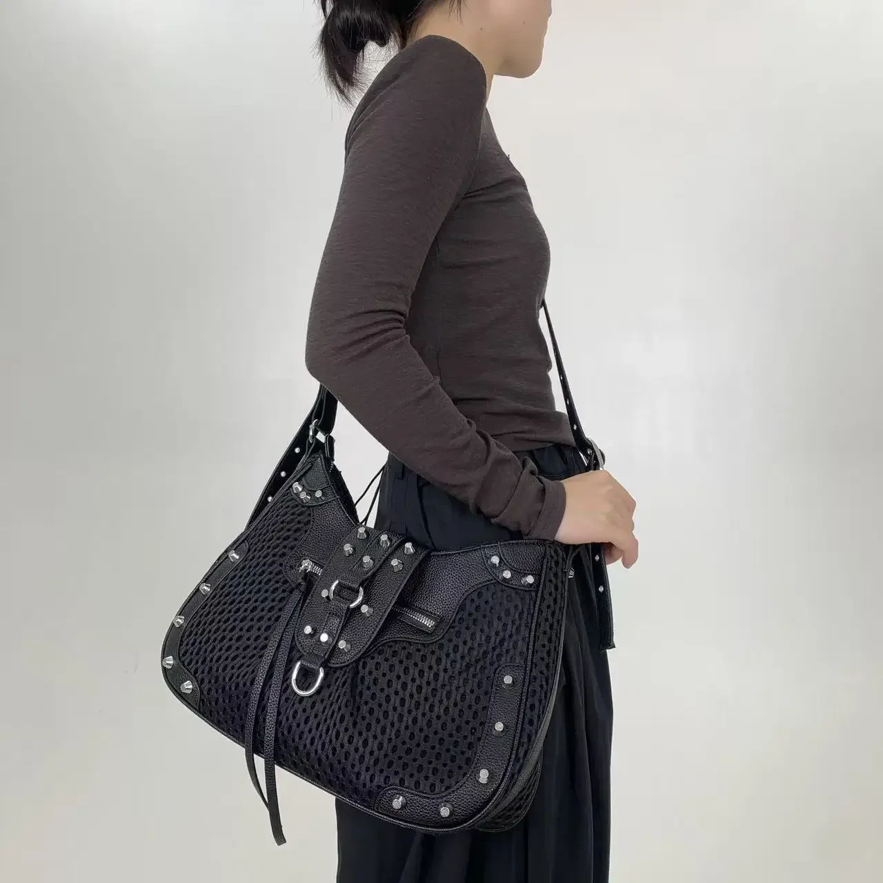 

Ladies' fashionable and personalized street Y2K rivet shoulder bag, trendy and cool dark style crossbody bag