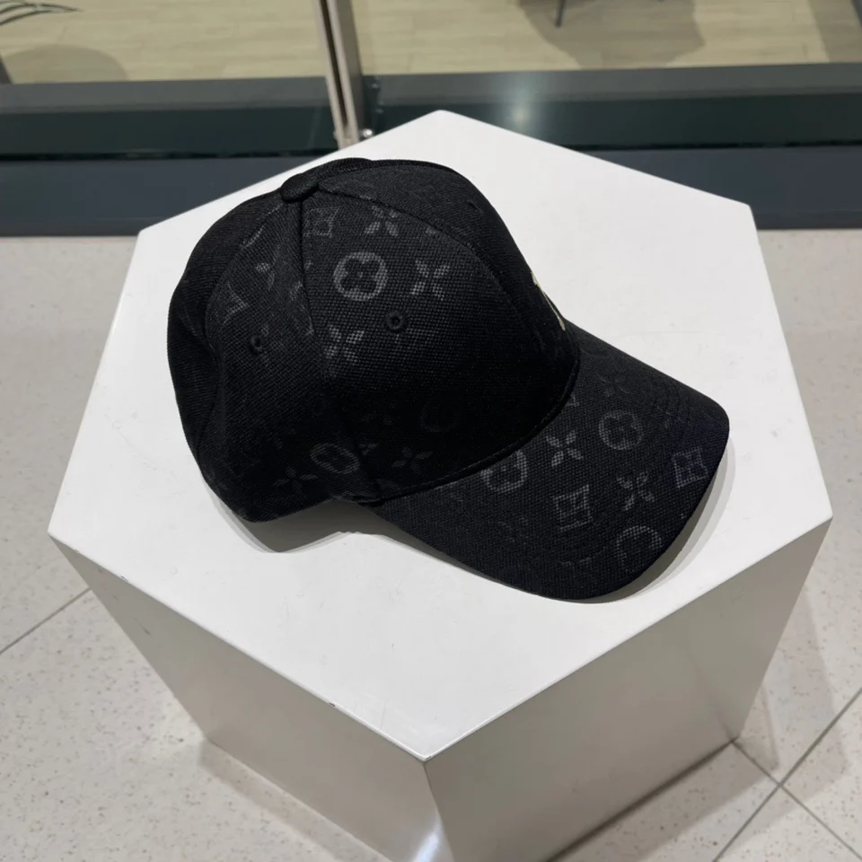 Universal baseball cap Louis Vuitton in retro style with baseball