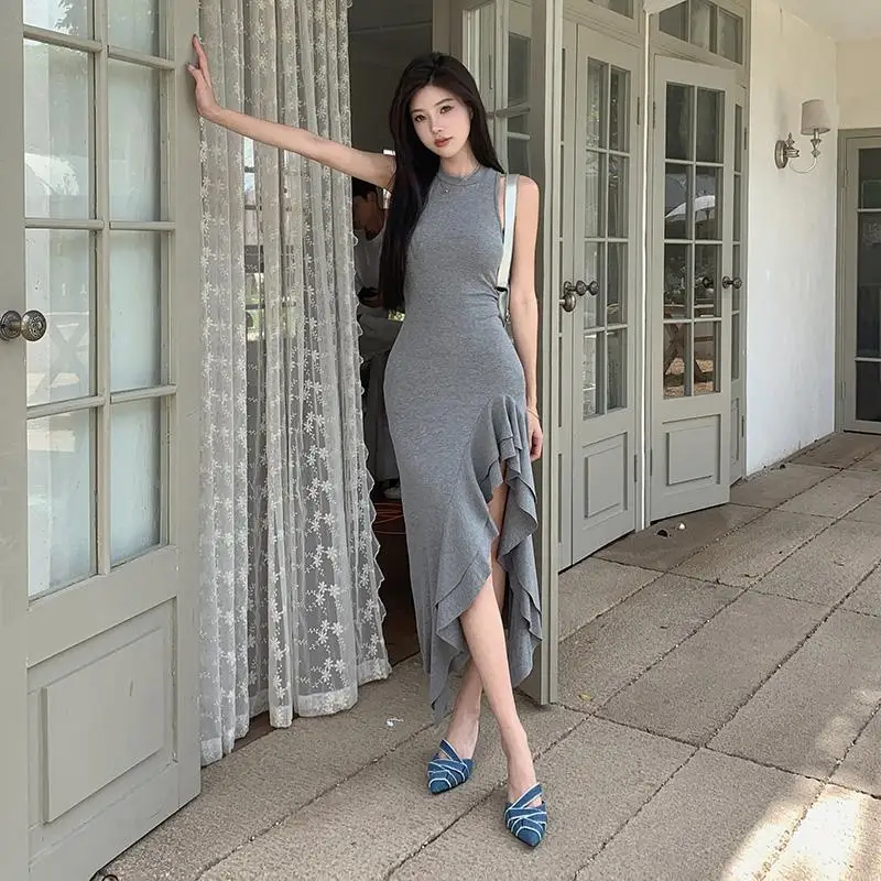 Würziges Mädchen im koreanischen Stil ärmelloser hängender Hals mit unregelmäßigem Kleid mit Rüschen kante und hoher Taille, schmal gewickelter Hüftrock, trendy