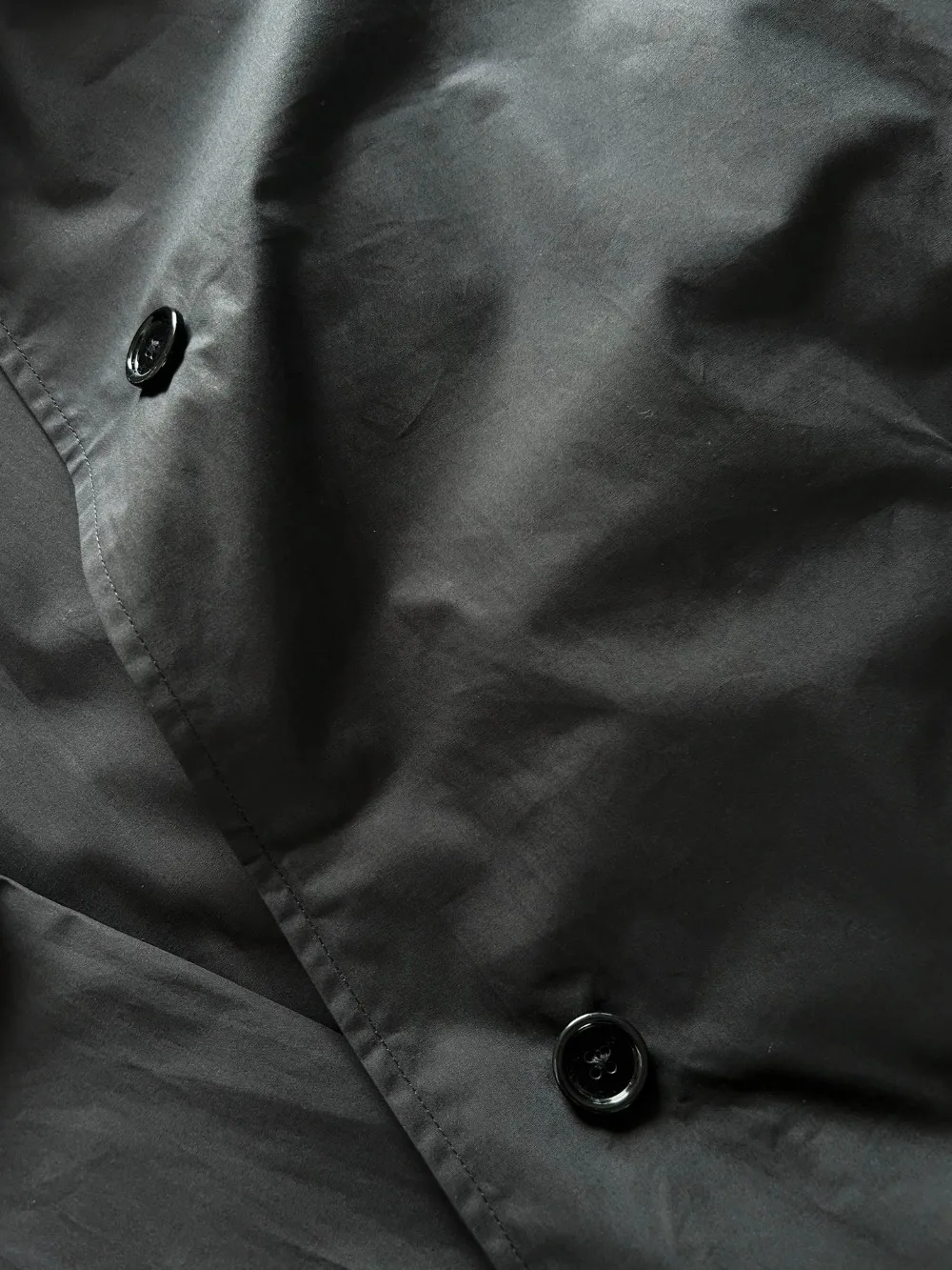 ความหนาแน่นสูงซาติน Twill Silhouette เสื้อกันลมสีดําผู้หญิง Trench