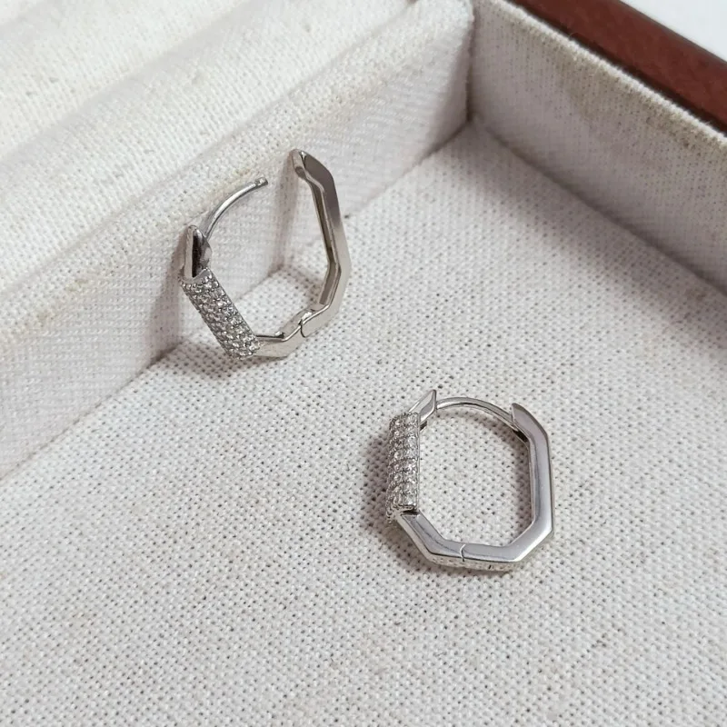 

Simple and Stylish Rectangular Zircon Ear Buckle Niche Design Geometric Versatile Earrings High-end Light Luxury Earrings