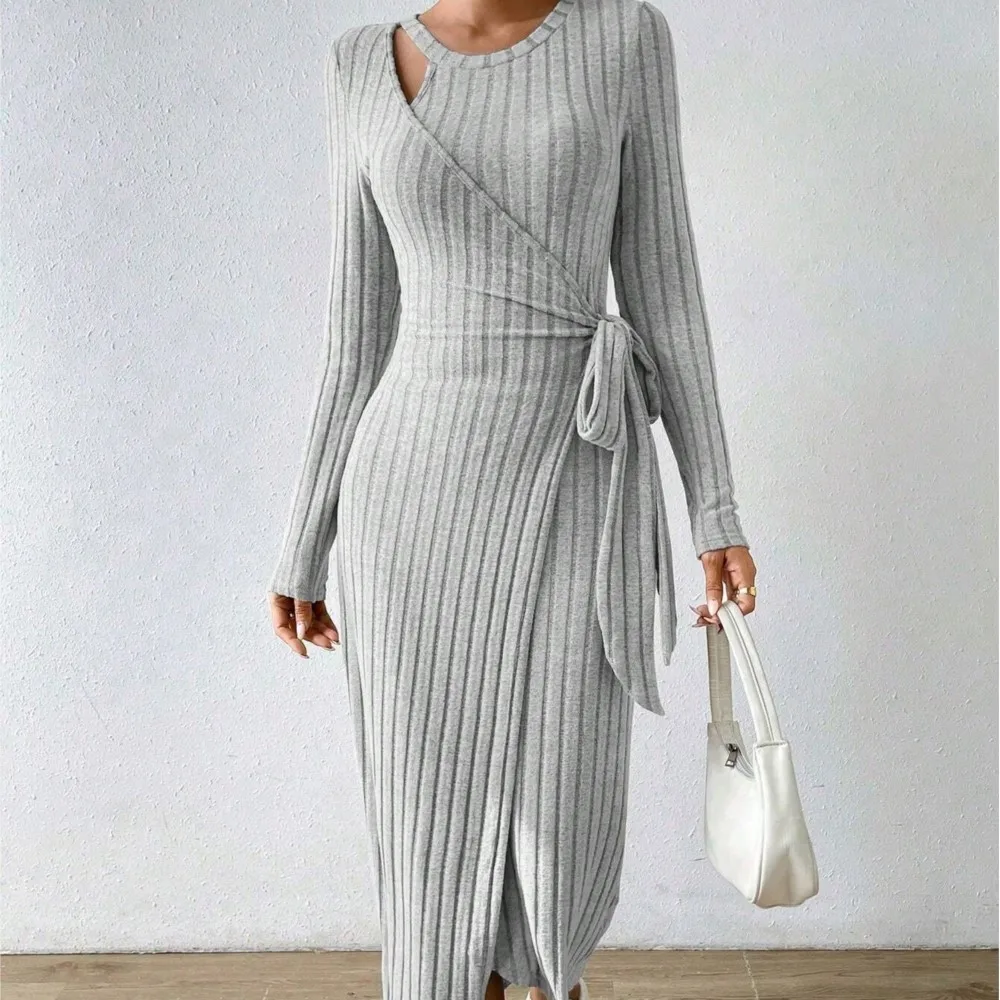 ชุดเดรสสำหรับผู้หญิง เดรสยาวถักนิตติ้งสำหรับงานเลี้ยงตอนเย็น สีพื้น แต่งเชือกผูก เดรสเว้าลายฉลุ แขนยาว ทรงเข้ารูป ทันสมัย สไตล์ลำลอง