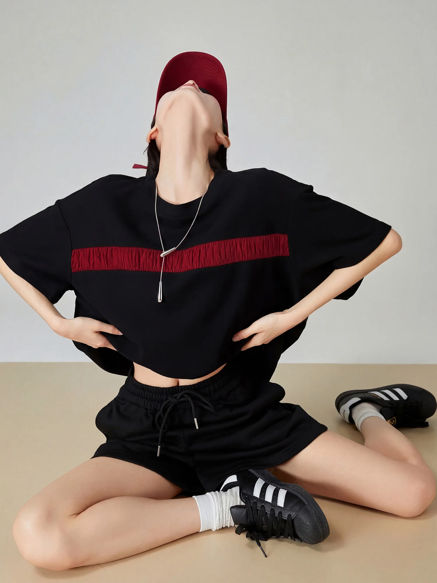 

Черный плиссированный декоративный комплект из футболки с коротким рукавом и шорт, летний новый свободный дизайн, повседневный спортивный костюм из двух предметов для женщин