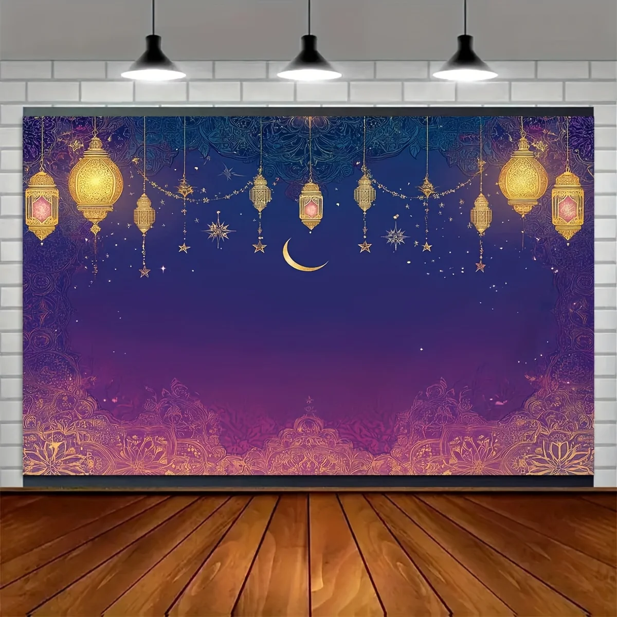 لافتة خلفية رمضان - فوانيس ذهبية معقدة وتصميم قمر الهلال على التدرج الأزرق الداكن إلى الأرجواني