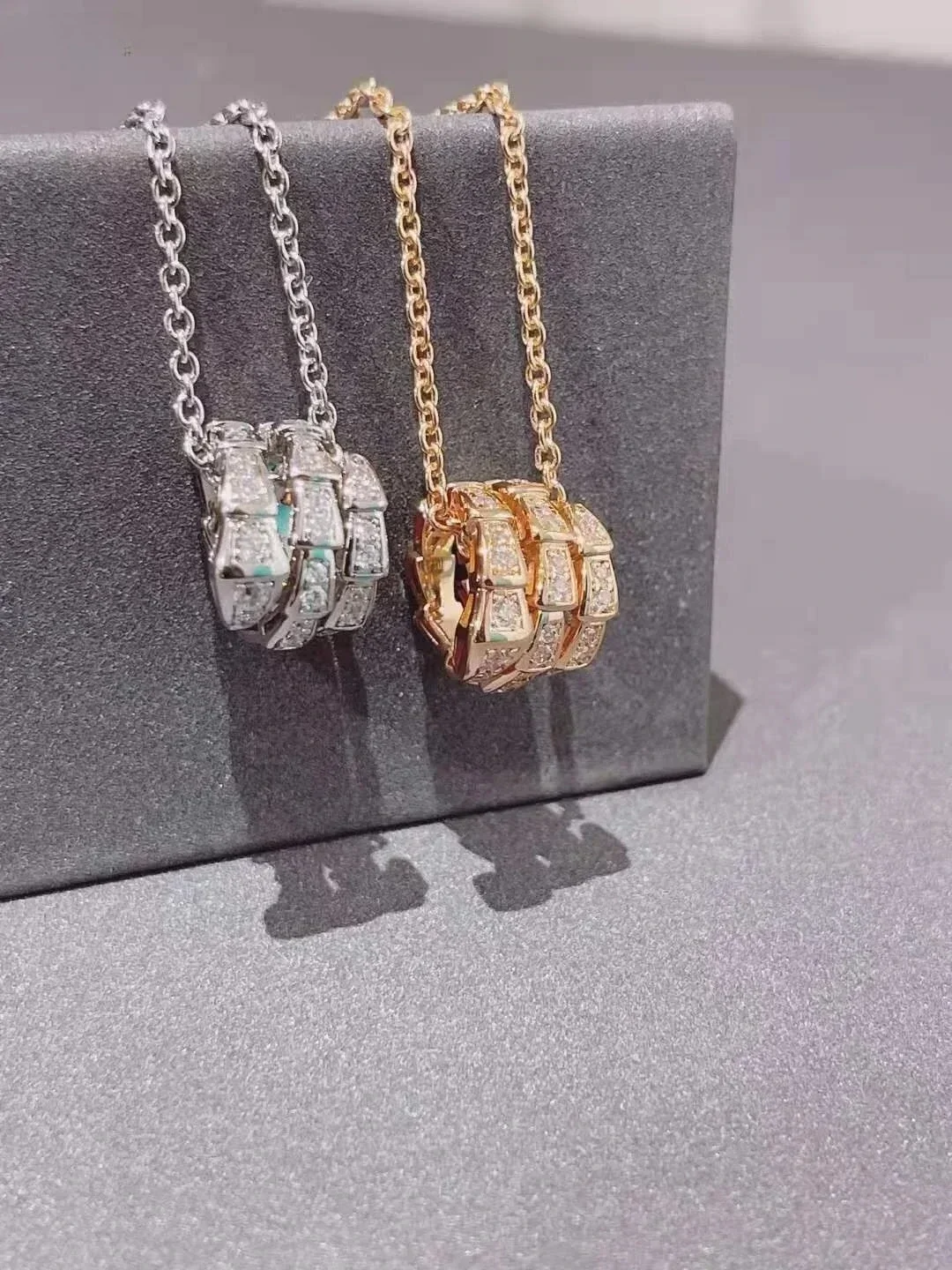 

2025 New 925S 3-Loop Serpentine with Diamond Full Diamond Necklace Fashionable and Versatile