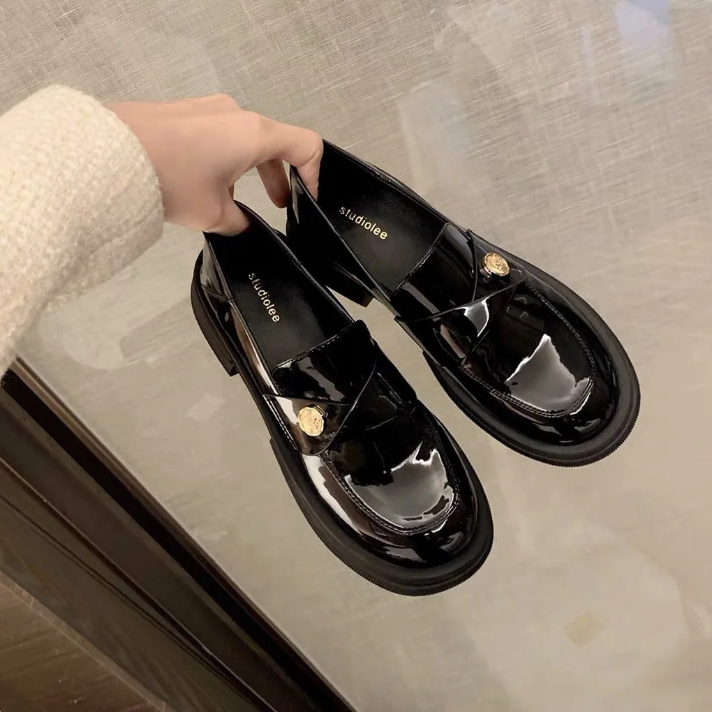 

Женские лоферы из мягкой кожи — любимые виноградные мамы на плоской подошве в британском стиле, маленькие золотые монеты, массивный каблук и бархатная мягкая подошва