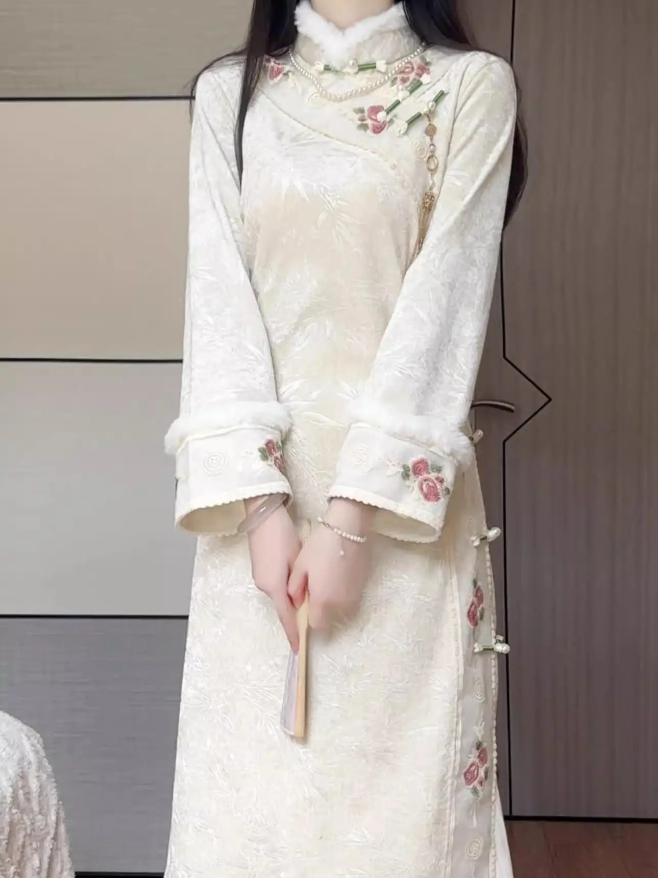 Vestido Qipao Largo Estilo Kimono Revisado en Beige con Forro Polar para Invierno, Nuevo Estilo Chino, Uso Diario, E V...