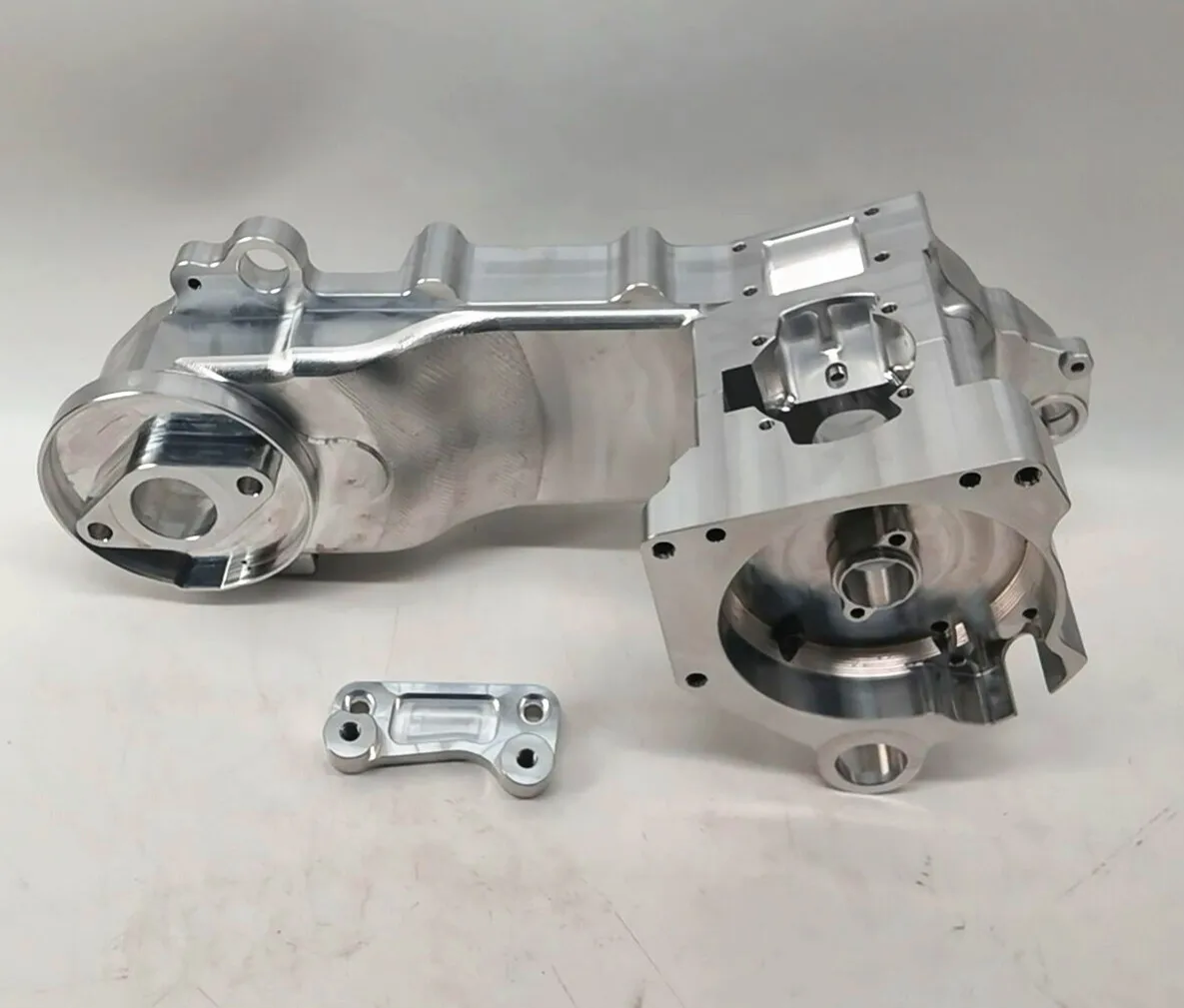 

Dio18 Issue 25 Dio27 Issue Dio28 Large Shaft CNC Engine Block Main Body Crankshaft Block New Condition