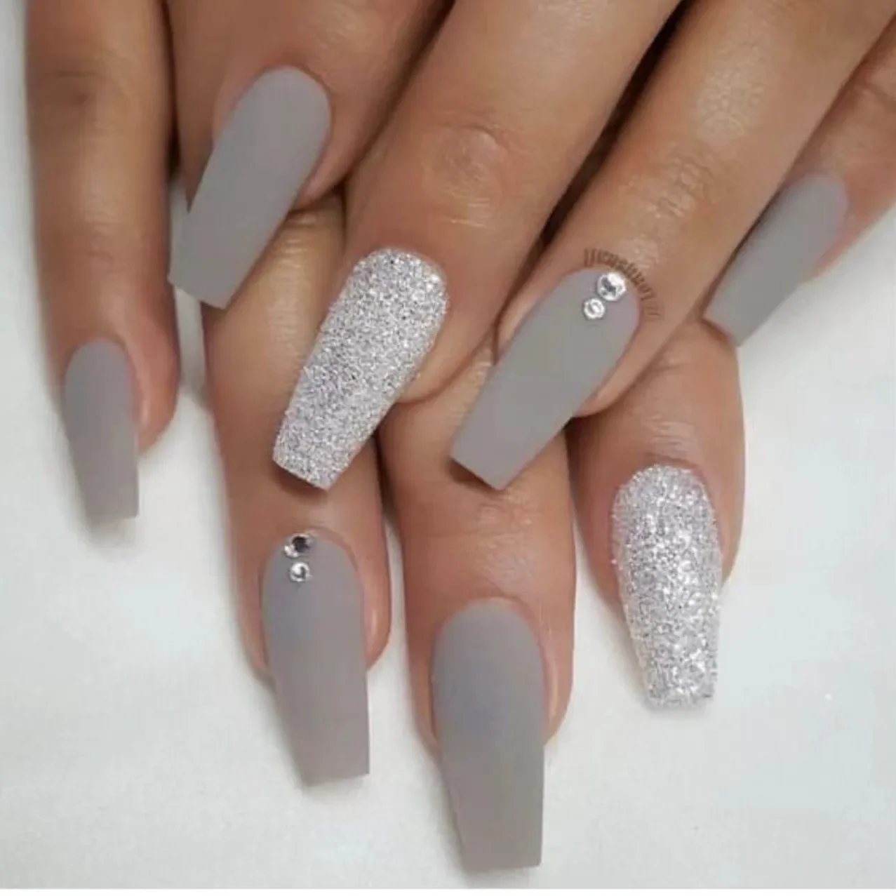 24Pcs Simple Long Coffin False Nails With Grey Scrub and Glitter Designs Press on Nails Wearable Nails Full Cover Manicure Tips