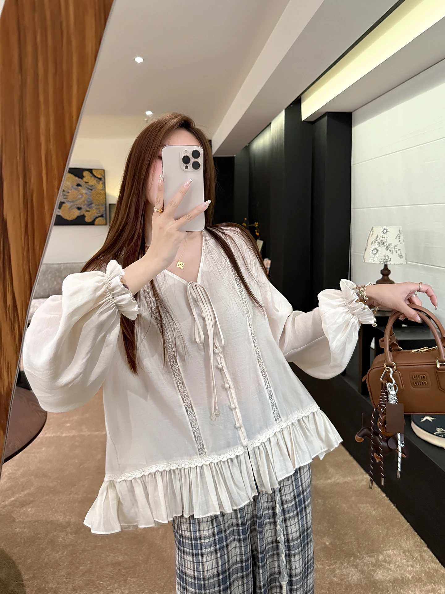 

Блузка с кружевной отделкой, свободного кроя, с пуговицами, V-образным вырезом, легкая, короткая, повседневная, для женщин