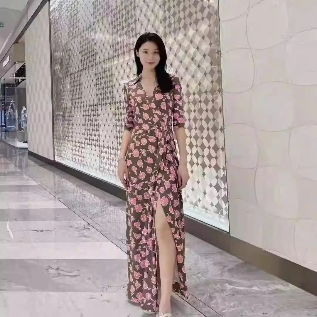 

Новое летнее розовое платье с цветочным принтом, отложным воротником, длинное, эластичное, приятное к телу, цельное, с запахом на груди, подчеркивающее талию, элегантное.