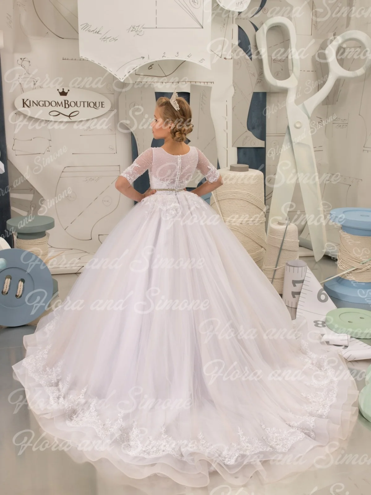 Weißes, kurzes, besticktes langes Kleid, Blumenmädchenkleider für Hochzeitszeremonien, formelle Empfänge, Kommunion, individuell gestaltet