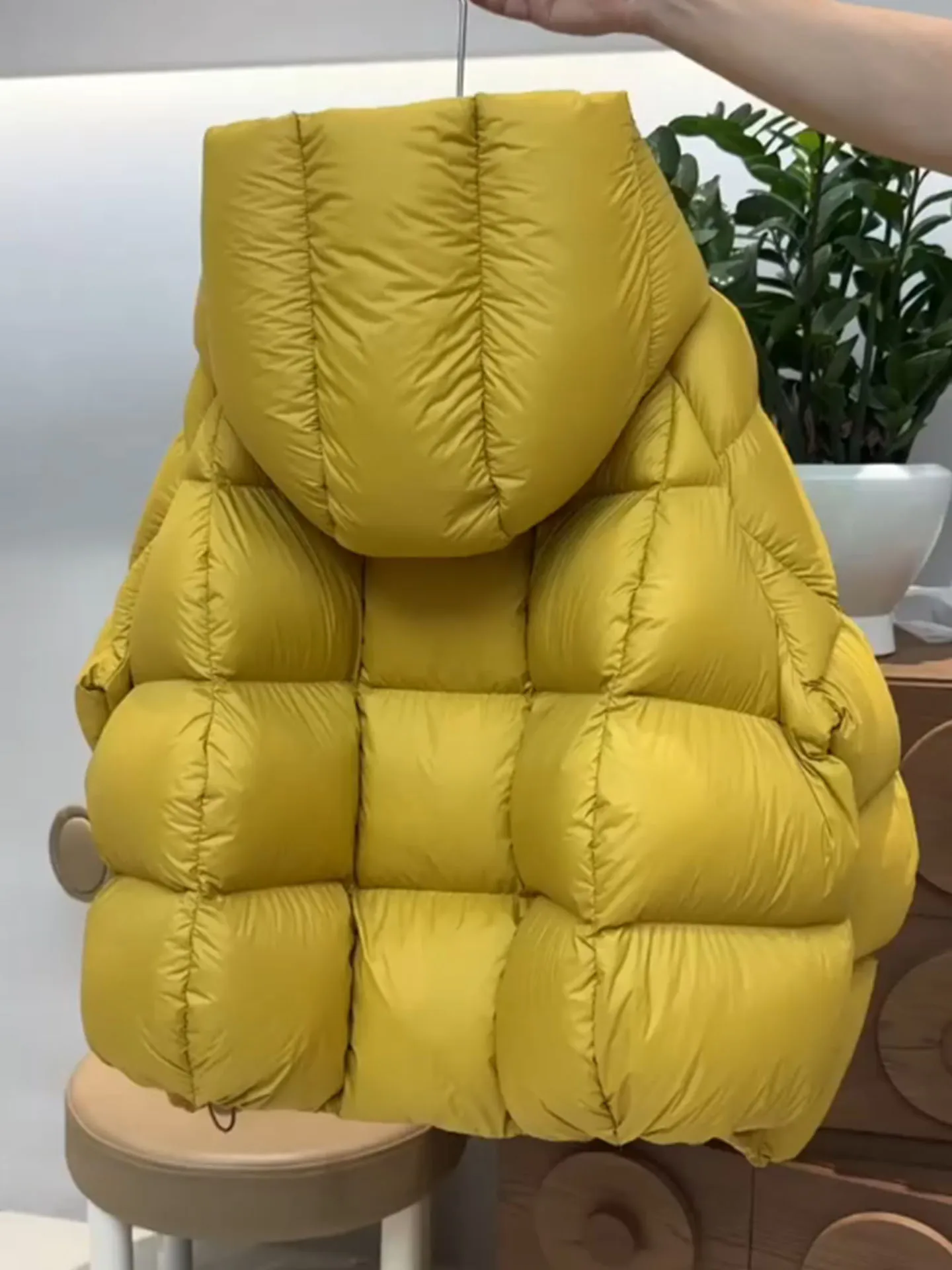 

Уникальный женский пуховый костюм желтого цвета с капюшоном, зимняя новая верхняя одежда коробочного размера, теплая внутренняя одежда из полиэстера F...