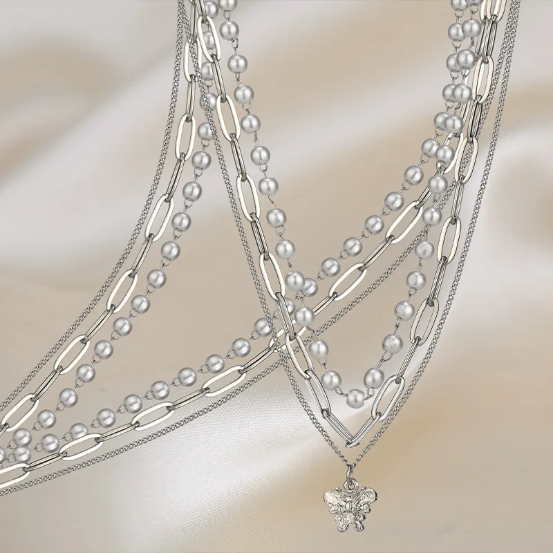 يتميز القلادة المصنوعة من الفولاذ المقاوم للصدأ على شكل فراشة من ثلاث طبقات بتصميم متخصص على أسلوب بارد وبسيط