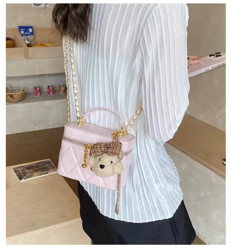 

2026 Fashion Sweet Women's Box Bag, Quilted Leather, Plush Bear Charm, Adjustable Chain Crossbody Shoulder Bag