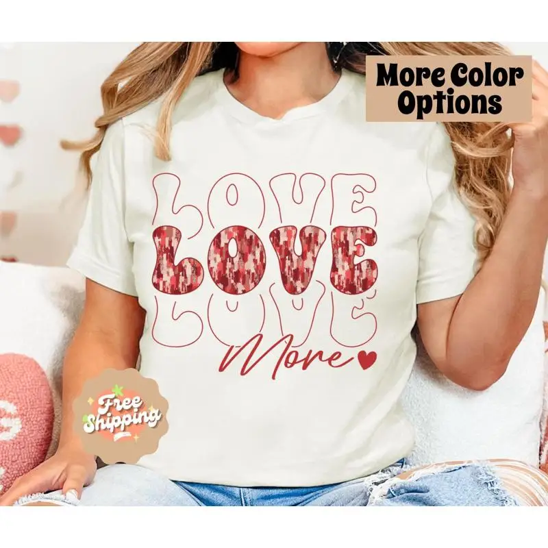 

Женская футболка Love More на День святого Валентина выиграет позитивную энергию на День святого Валентина, милая ретро-футболка