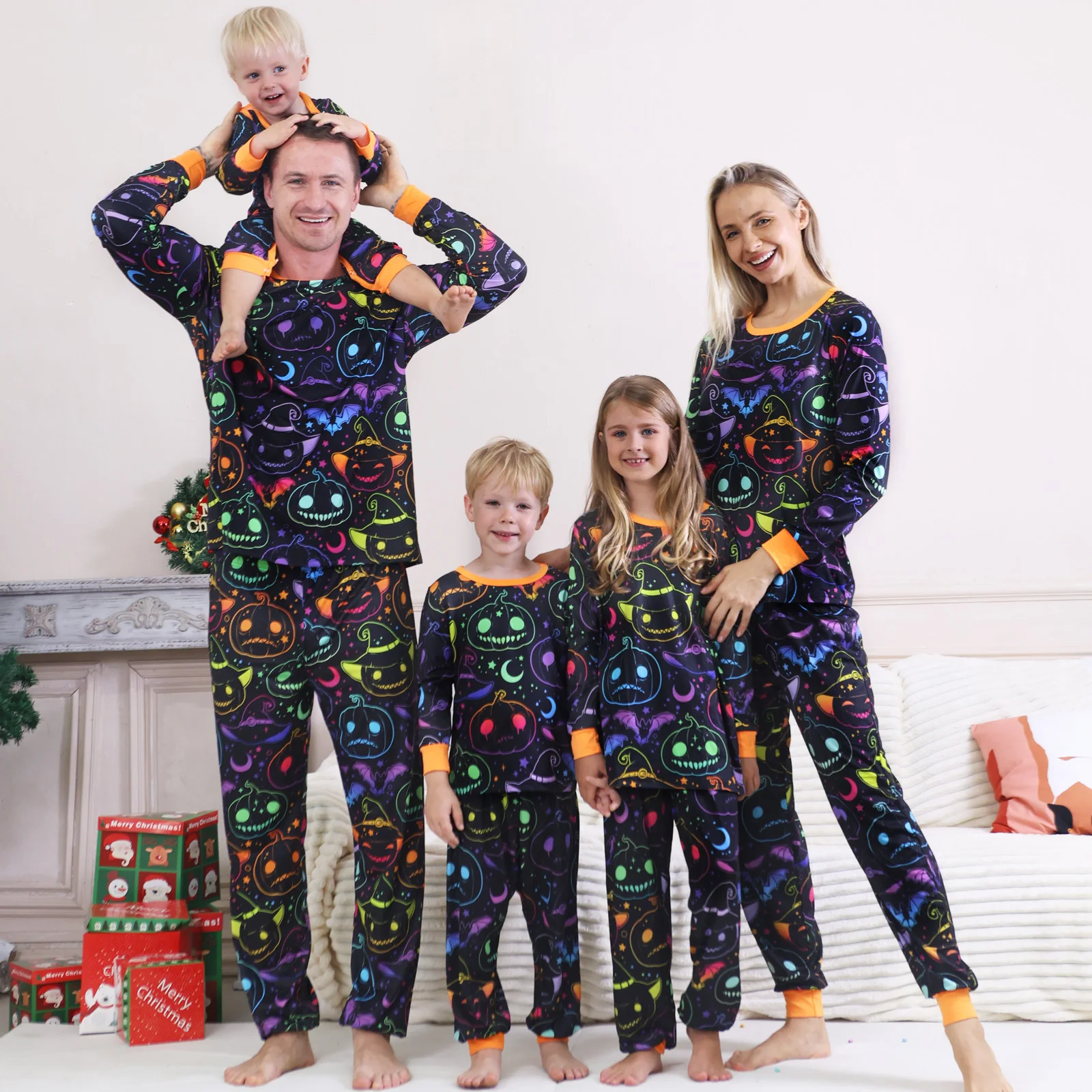 

Happy Halloween Family Matching Outfits All Over Print Mom Dad Kids Pajamas Set Full Sleeve O Neck 2 Pieces Suit Sleepwear Look