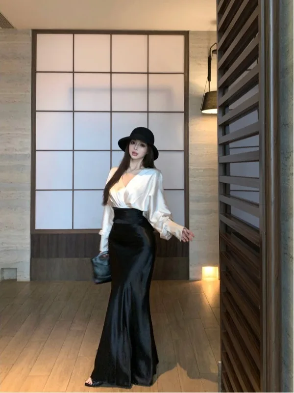 

Белый атласный комплект из топа и юбки для женщин: модный французский стиль, перекрестный V-образный вырез, приталенный силуэт, длинный рукав, осенний наряд