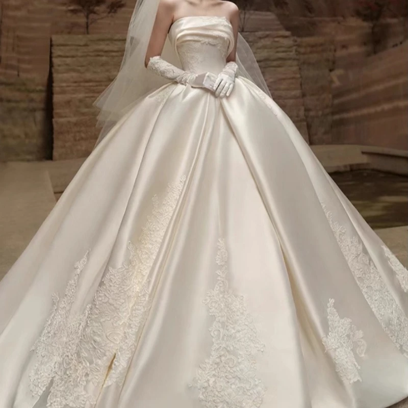 Vestido de novia de cola grande personalizado de piso a techo con bordado de encaje y satén sin tirantes para el vestido de novia principal de la novia