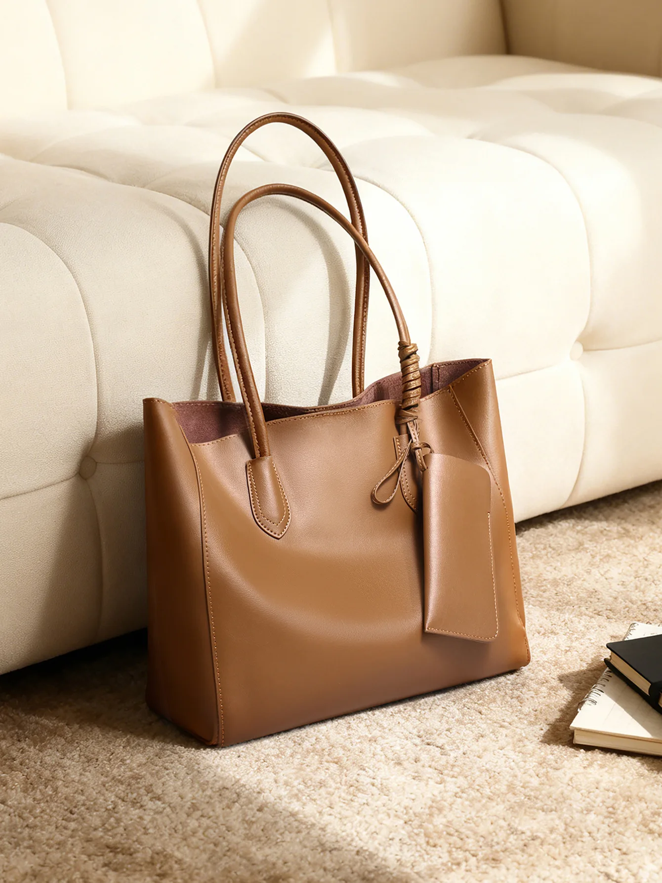 

Вместительная женская сумка-тоут в корейском стиле из натуральной кожи, хит продаж, легкий люкс, новая модель зима 2026, универсальная сумка для поездок на работу для женщин