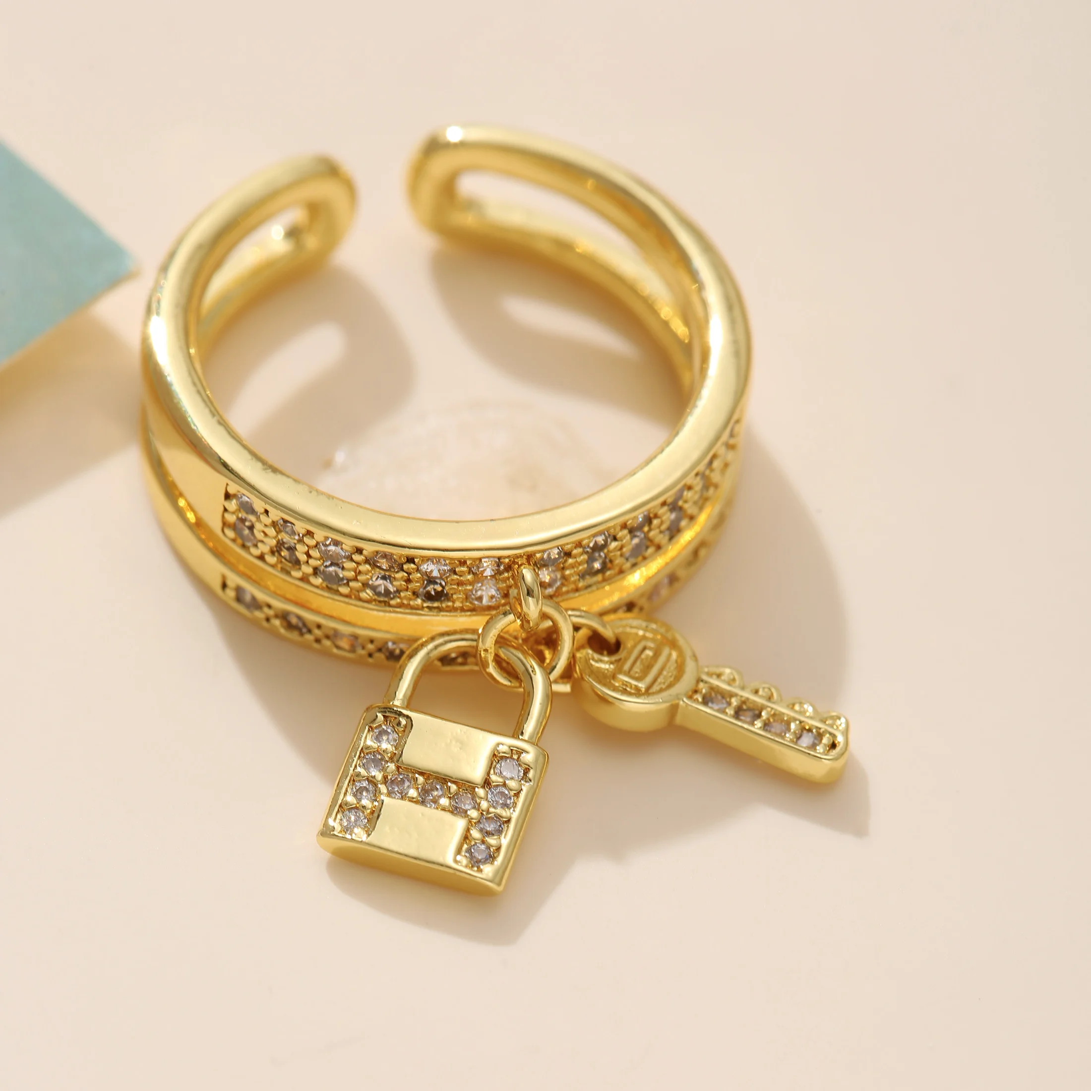 Vergoldeter Doppelband-Ring mit Schloss & Schlüssel, Synthetische Zirkon-Charms für Damen, Trendiger Schmuck, Geschenkidee