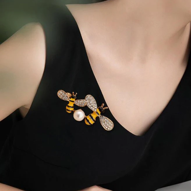 Zircon diamond studded pearl brooch cartoon cute bee brooch alloy drip oil women\'s pin accessories wholesale