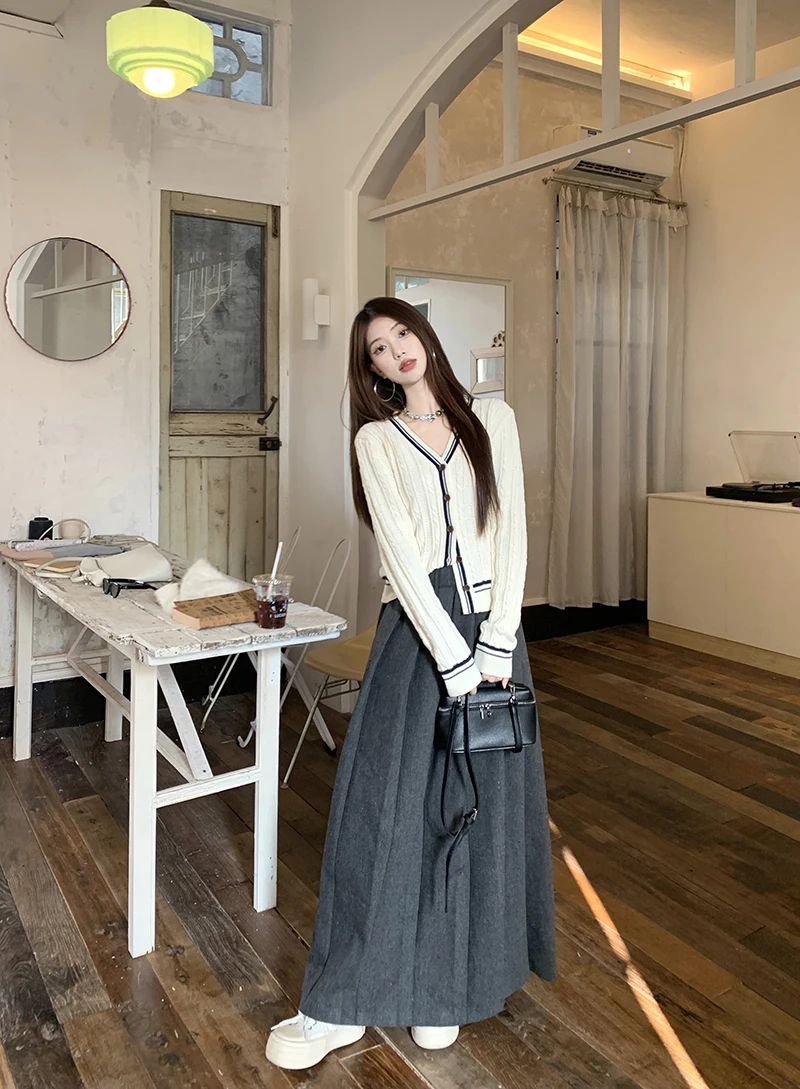 

Korean Fashion Autumn New Women Two Piece Skirt Sets Preppy Style V-neck Long Sleeve Cardigans + A Line Pleated Long Skirt Sets