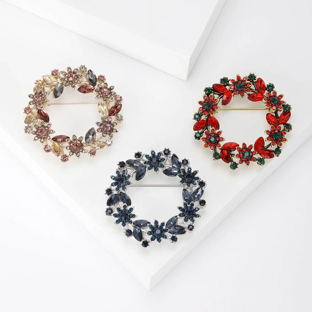 Christmas Rhinestone Wreath Brooches for Women Unisex Flower Pins Event Party Backpack Decoration Clothes Accessories