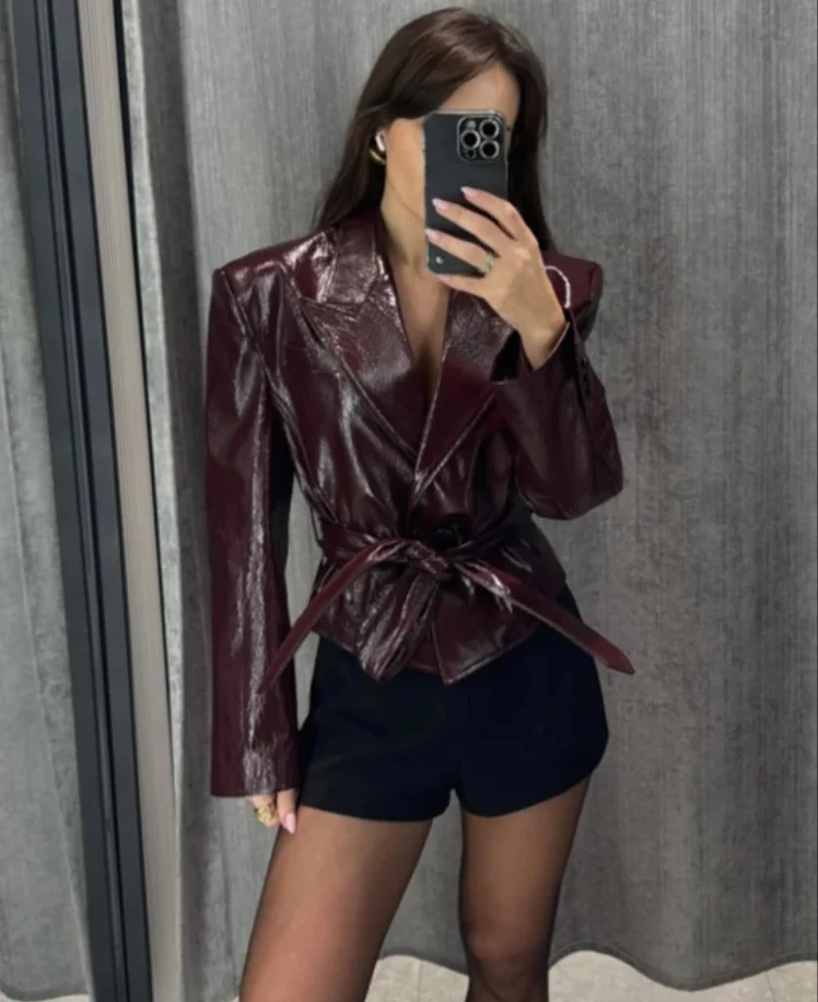 سترة نسائية من جلد البولي يوريثان مع حزام نحيف وأربطة وطية صدر السترة وأكمام طويلة معطف قصير