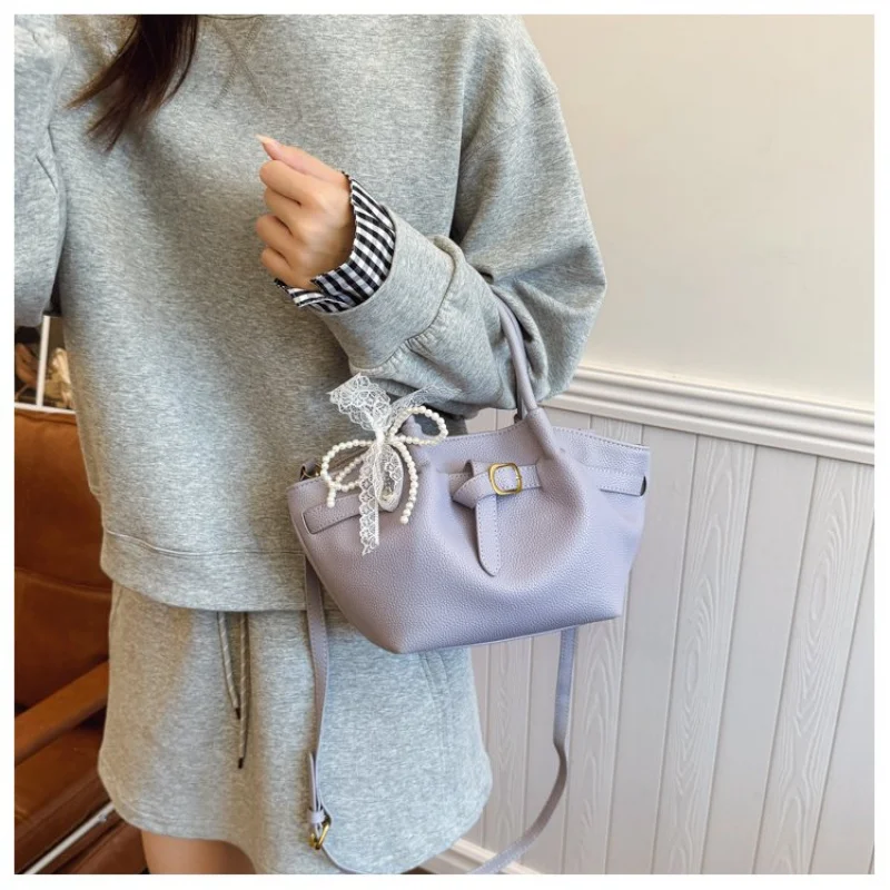 حقيبة ماسنجر نسائية فاخرة مصنوعة من الجلد المنقوش باللافندر معززة بنمط باريس كاجوال عتيق ​