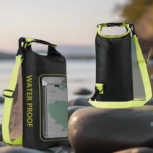 

A 2-liter Universal Phone Bag Waterproof Shoulder Bag That Allows Touch Screen Use and Is Suitable for Outdoor Activities.