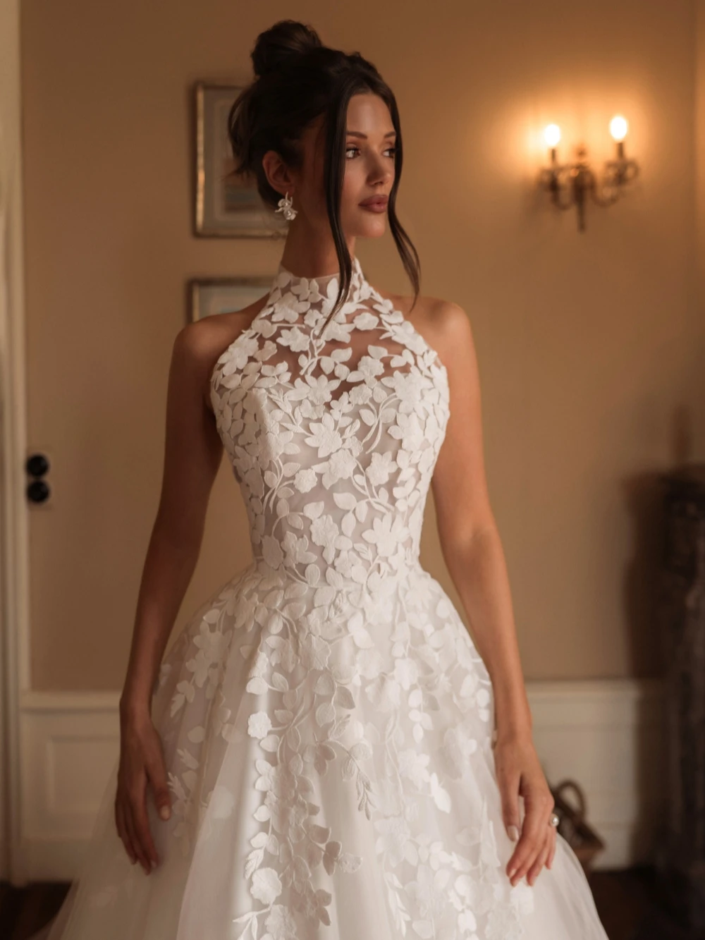 Splendido abito da sposa con applicazioni in pizzo, abito da sposa con scollo all'americana aperto sul retro, abiti lunghi eleganti in tulle a trapezio personalizzati per la sposa