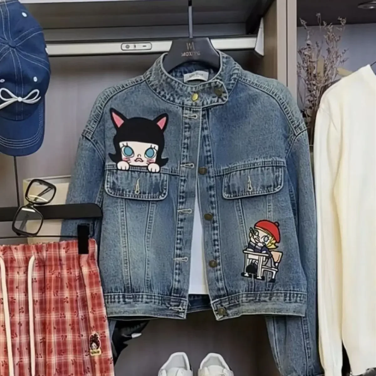 Retro stand-up collar denim jacket female autumn new college cat three-dimensional embroidery denim jacket worn outside.