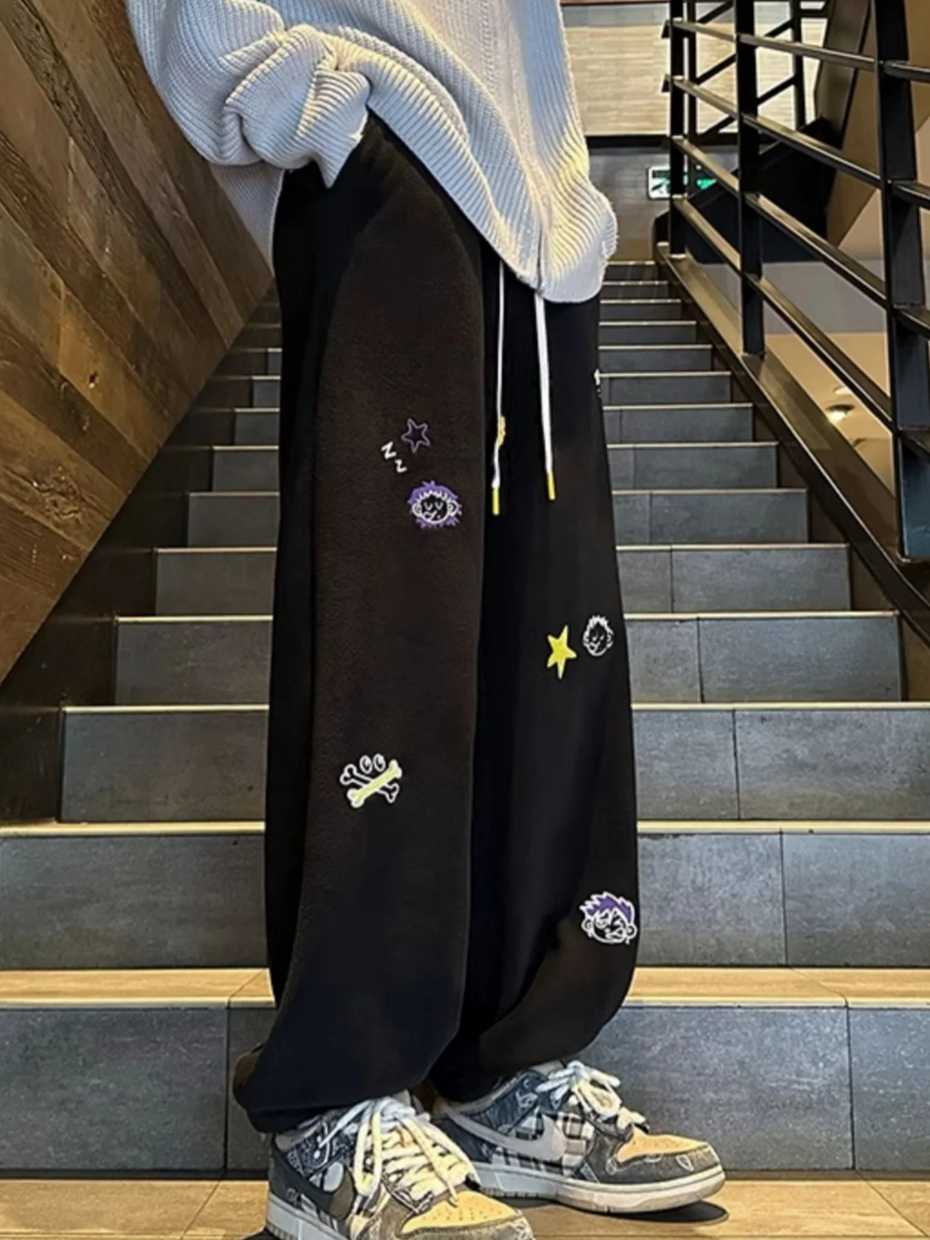 Gestickte Lammwollhose für Damen, neuer Winterstil, mit Fleece gefüttert und verdickt, lockere Passform für Teenager, trendige lässige Jogginghose, warme Jogginghose