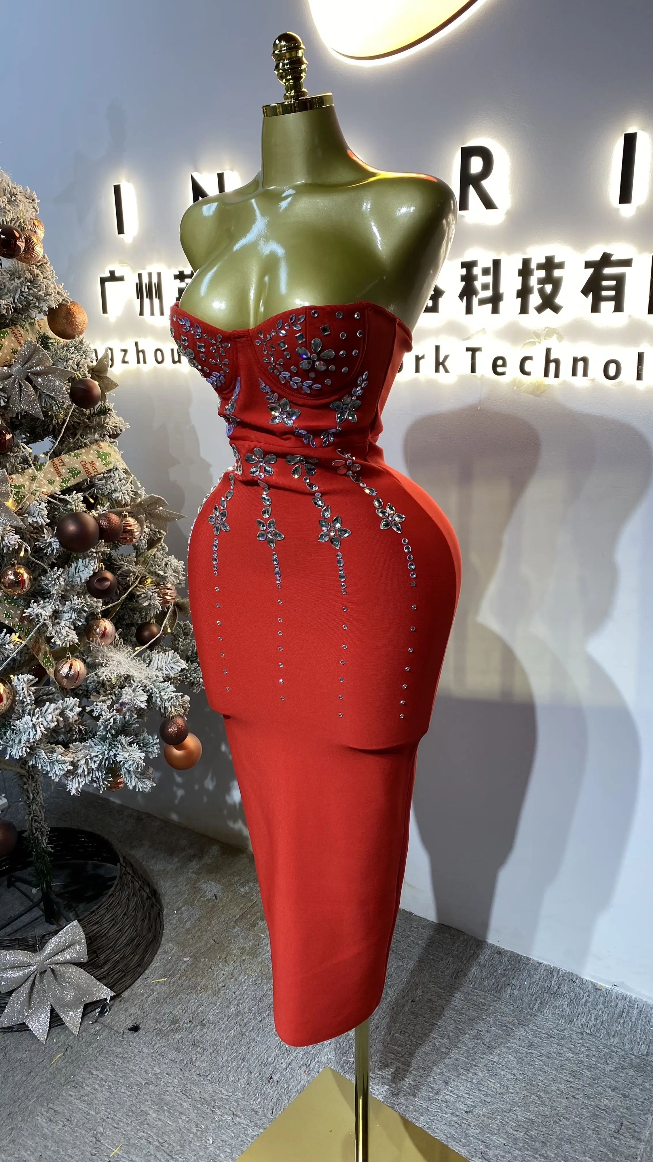 패셔너블하고 트렌디한 3D 라인 루즈 실버 7색 꽃 모양 라인스톤 아플리케 프롬 드레스용-GZXX361