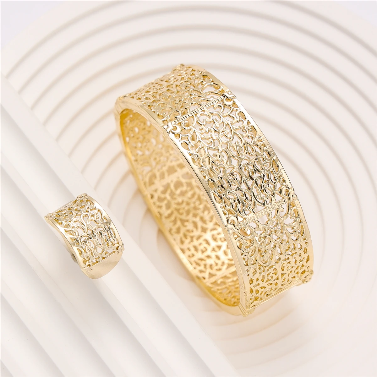 2023 March New Gold Women's Bracelet Ring Wedding Jewelry Prepare Holiday Gifts For The Party Fashionable Metal Materials