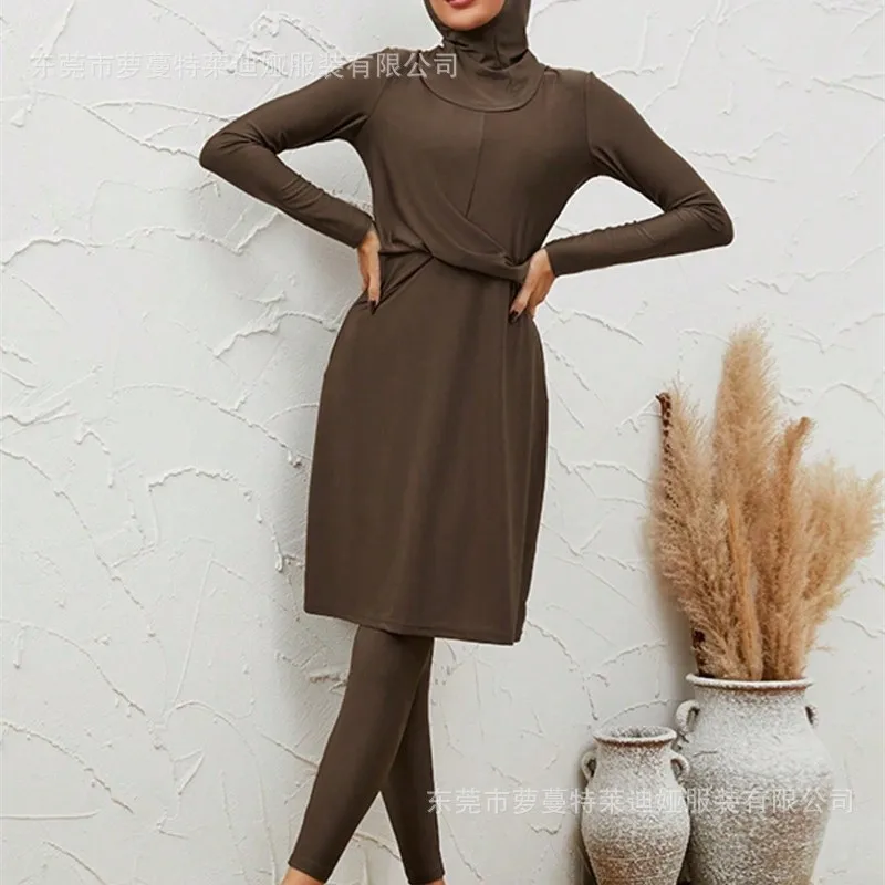 

Комплект мусульманской женской одежды для плавания из 3 предметов: платье, брюки с высокой талией, хиджаб. Исламский купальник с полным покрытием. Скромный костюм для плавания.