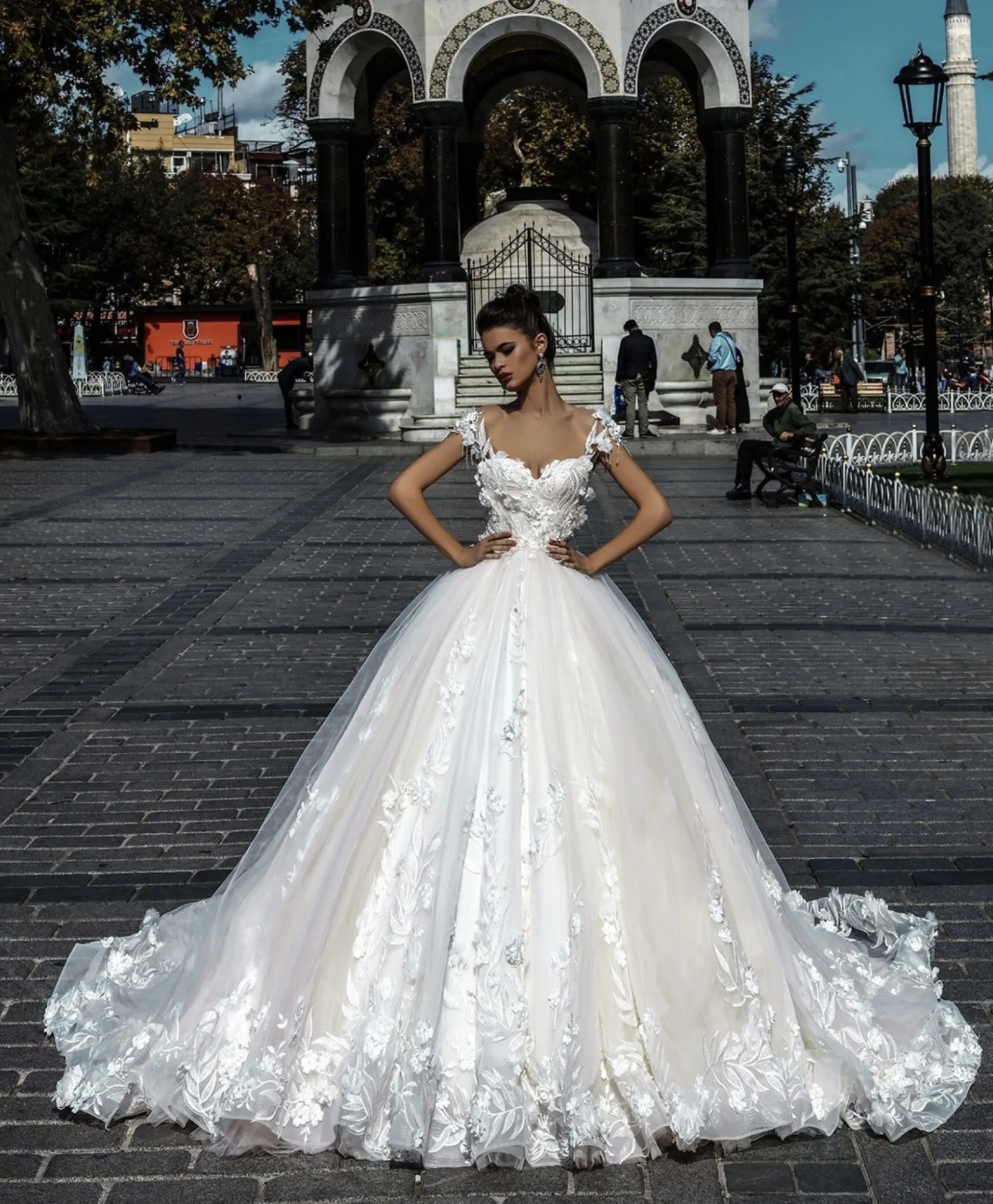 Customized2026 Women's Gorgeous Large Tailed Puff Skirt with Thin Silk Fabric Deep V-shaped Short Sleeve Dreamy Romantic Wedding