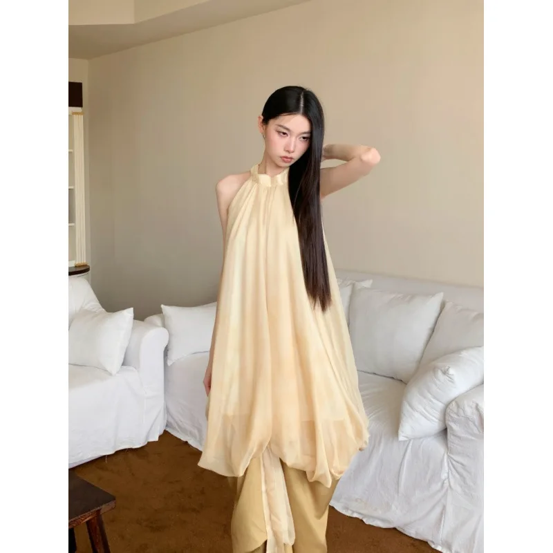 Sukienka damska letnia, minimalistyczna, długa, bez rękawów, z dekoltem typu halter, w stylu retro, z satynowymi wstawkami, odkrywająca ramiona.