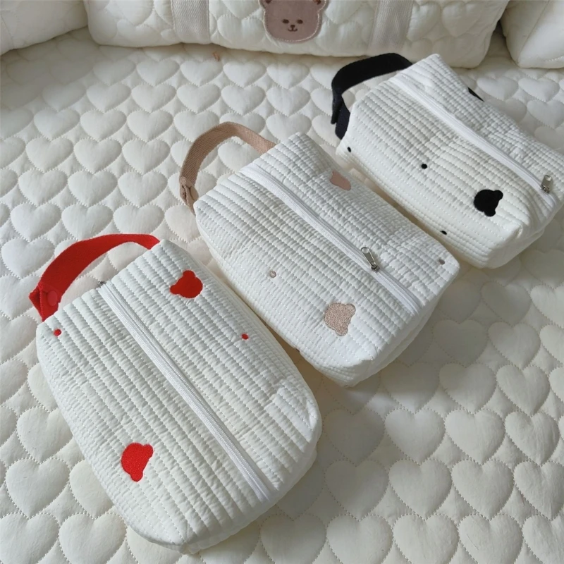 Bear Designings รถเข็นเด็กแขวนถุงเช็ดเปียก ปักหมี Wet Wipe Bag เข้าถึงได้ง่าย Baby Essential สำหรับกิจกรรมกลางแจ้ง