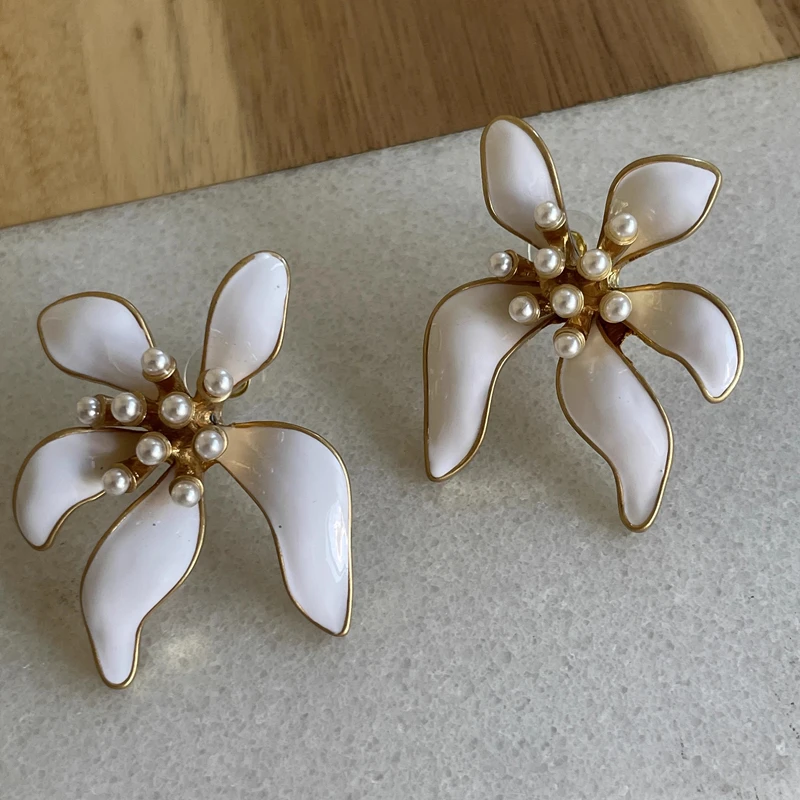 Vintage Metal Flowers White Drops Glaze Enamel Earrings for Women European American Style Personality Holiday Jewelry Gifts
