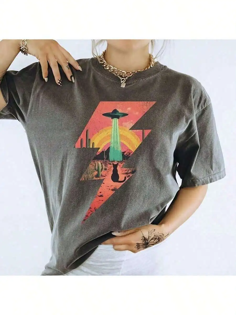 Vintage UFO Cat Graphic Tee - Retro Desert Scene T-Shirt, 90s Streetwear Style, Heavyweight Cotton Blend