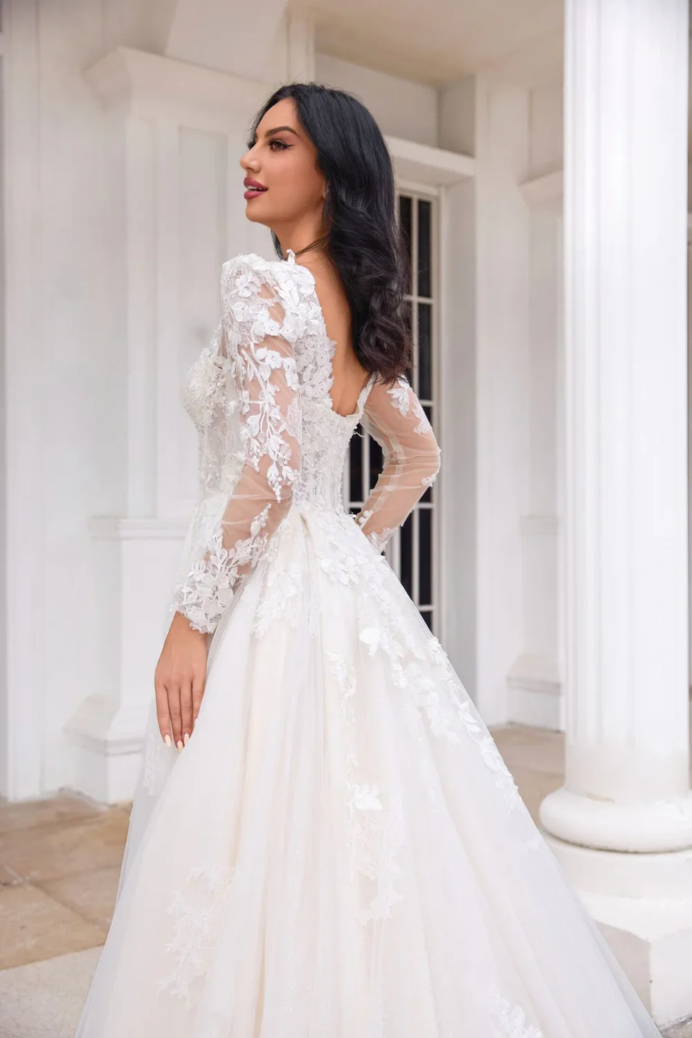 Suknia ślubna z tiulu koronkowego, ręcznie robiona na zamówienie, z odpinanymi rękawami.