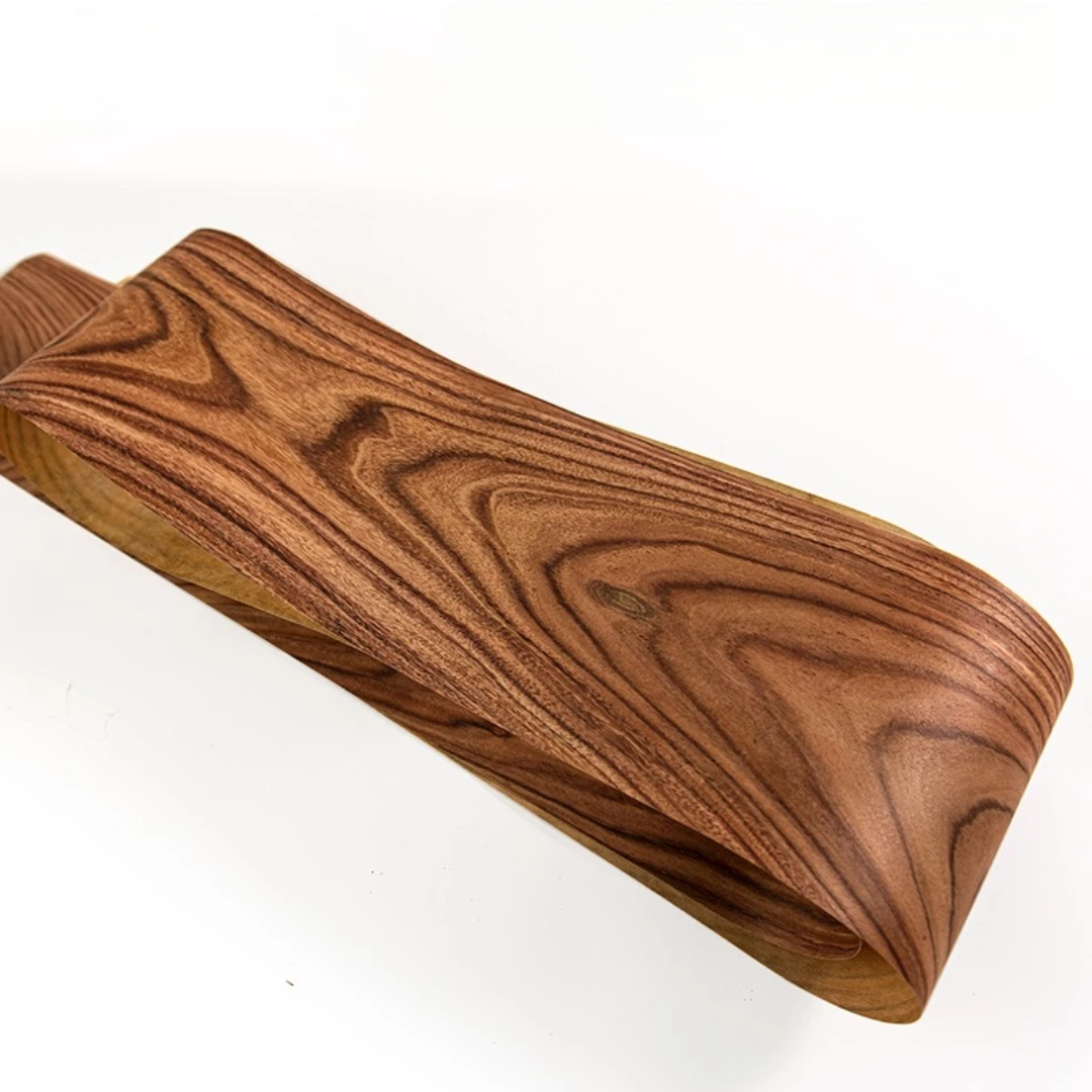 Okleina z naturalnego drewna palisandru Santos o wymiarach 18x240 cm do obudów głośnikowych, dekoracji mebli, renowacji i projektów projektowania wnętrz.