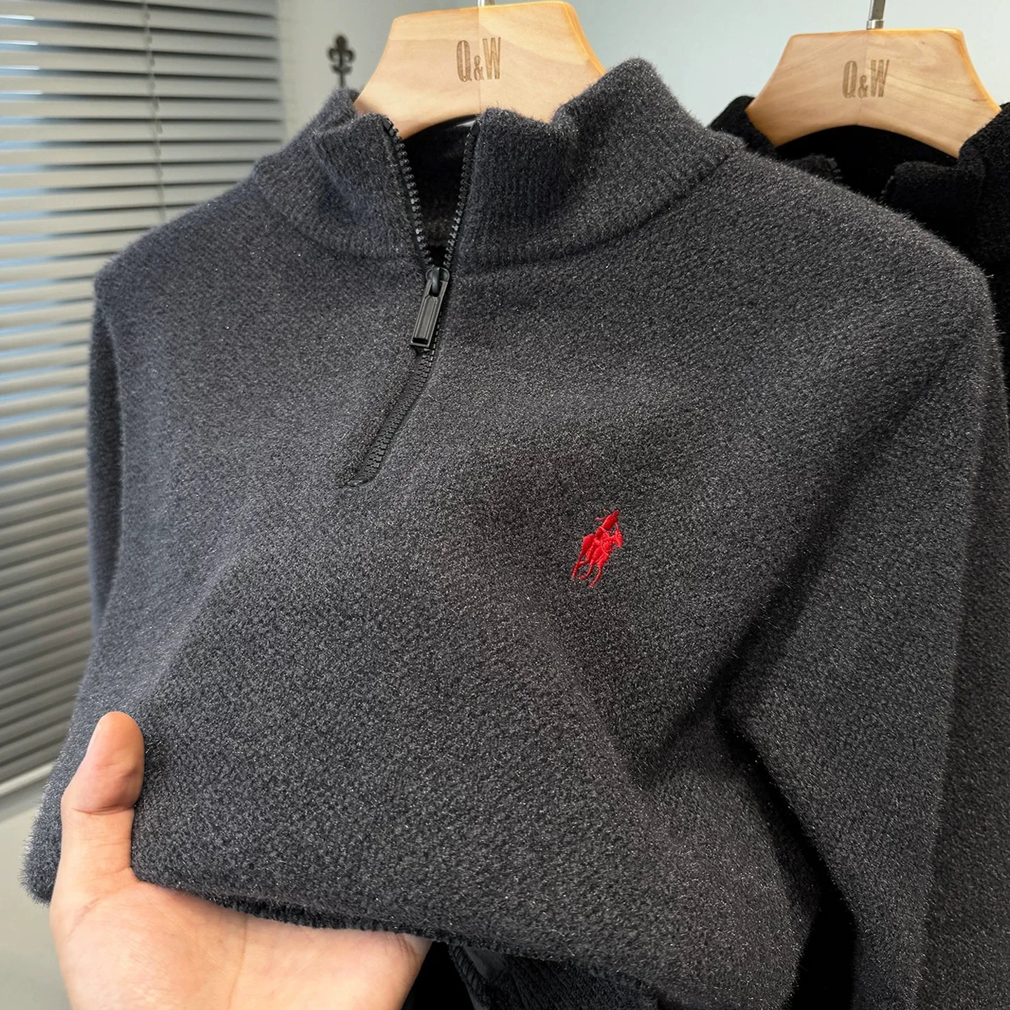 Marca de luxo zíper semi alta pescoço camisola masculina high-end moda rabo de cavalo golfe bordado inverno novo veludo quente malha pulôver