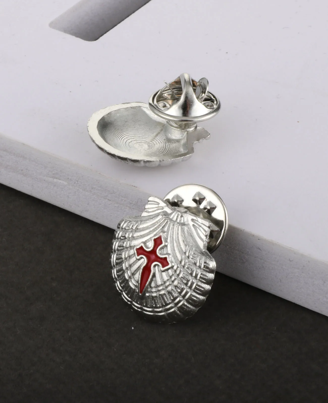 5 Stück Emaille-Camino-de-Santiago-Broschen, Heiliger-James-Kreuzer-Muschel-Form, Kreuz-Abzeichen, Anstecknadeln für Kleidung, Schmuck und Accessoires