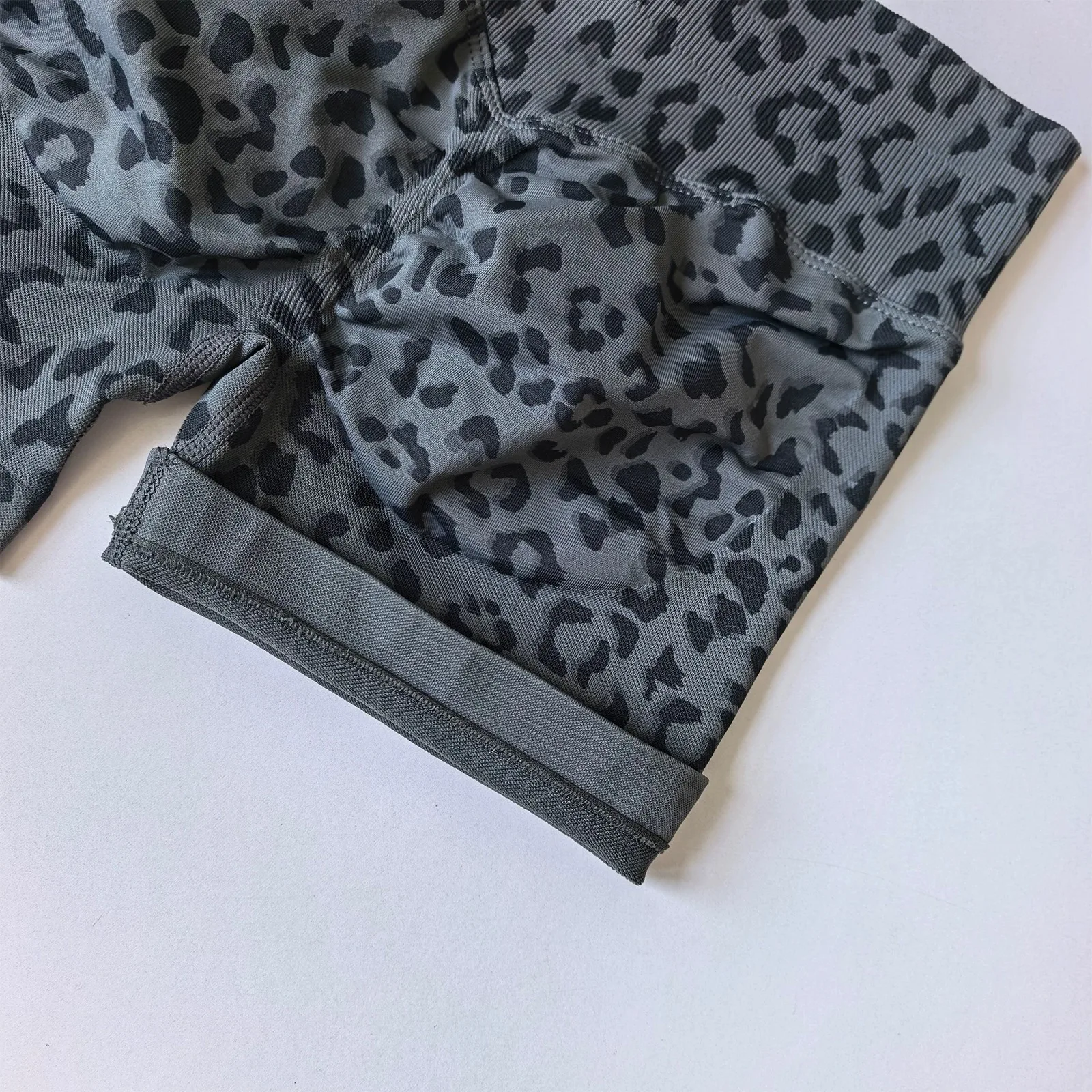 Leopardmuster, pfirsichfarbene, figurformende Yoga-Shorts mit hoher Taille und Bauchkontrolle für Damen, schnelltrocknende Laufshorts für den Außenbereich – Detail 7