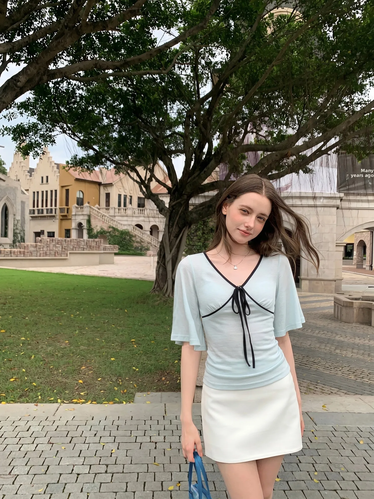 

Crucreamsu Design Sensation V-neck Bell Sleeve T-shirt Women Summer Slimming Waistline Casual Style Fashionable Top