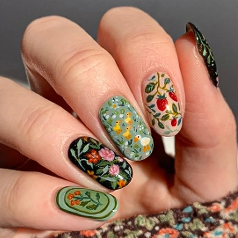 

24PCS Vintage Cottagecore Green Black Press on Nails Short Oval Fake Nails with Painted Duck Strawberry Flower Pattern Nail Art